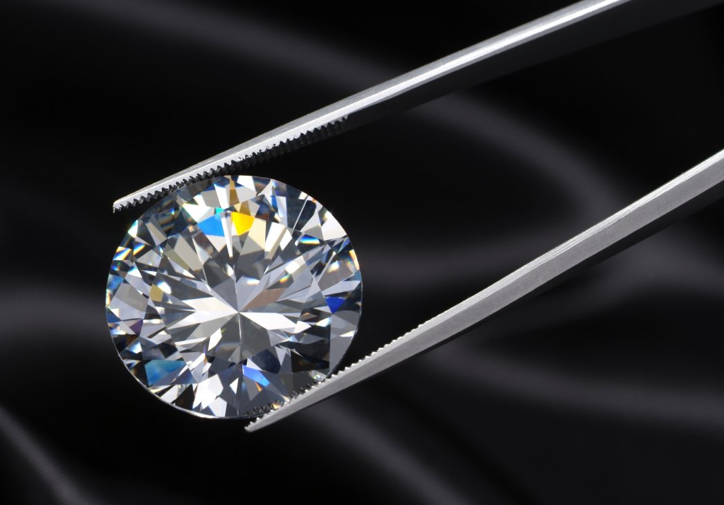 diamond-in-tweezers