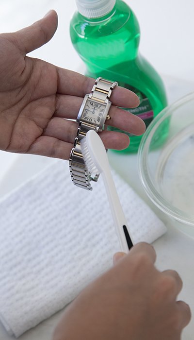 how-to-clean-a-watch-bracelet-body-3