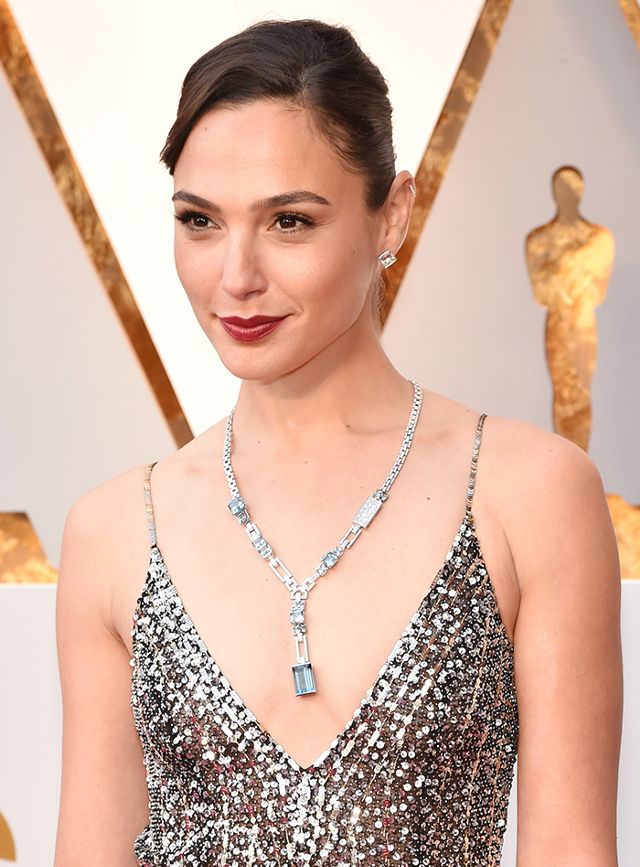 gal-gadot-diamond-jewelry-oscars-2018-251221-1520213057366-main-640x0c