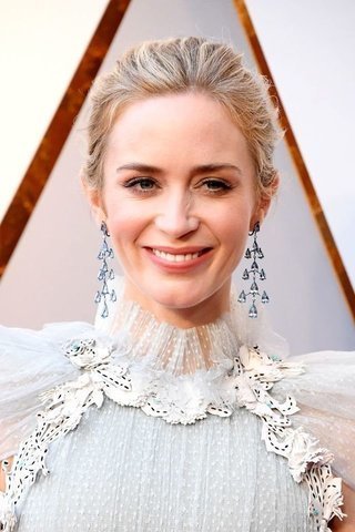 small_fustany-fashion-accessories-oscars_2018_jewelry-emily_blunt-chopard