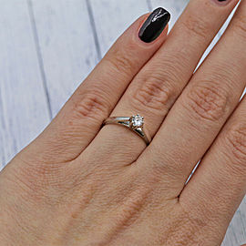 18k White Gold Solitaire Engagement ring with Round cut 0.20ct White Diamond.