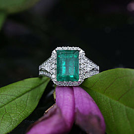 18k White Gold Emerald Ring with 0.80ct. in Diamonds Active